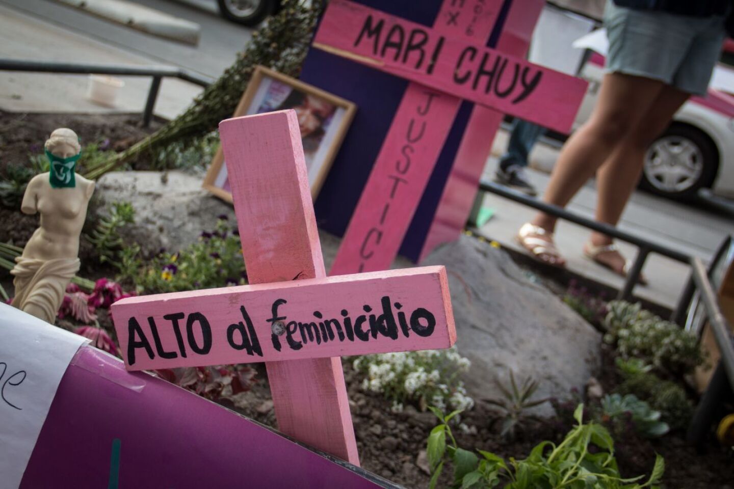 CIUDAD DE MÉXICO, 16MARZO2019.- El pasado 8 de Marzo, con motivo de la conmemoración del día de la Mujer, familiares de mujeres y niñas víctimas de desaparición forzada y feminicidio, con ayuda de colectivos colocaron un antimonumento "Antimonumenta por Feminicidio" frente al Palacio de Bellas Artes para manifestarse por las  cifras de violencia contra las mujeres y la apatía por las autoridades ante los casos. Ante amenazas de transeúntes de quitar y maltratar el "antimonumenta" mujeres de distintos colectivos feministas se organizaron para cuidarlo durante el día y la noche, hasta que autoridades les aseguren que cuidaran la escultura. Mientras aprovechan para reunir firmas y hablar sobre las cifras alarmantes de feminicidio y violencia en el país. FOTO: ANDREA MURCIA /CUARTOSCURO.COM