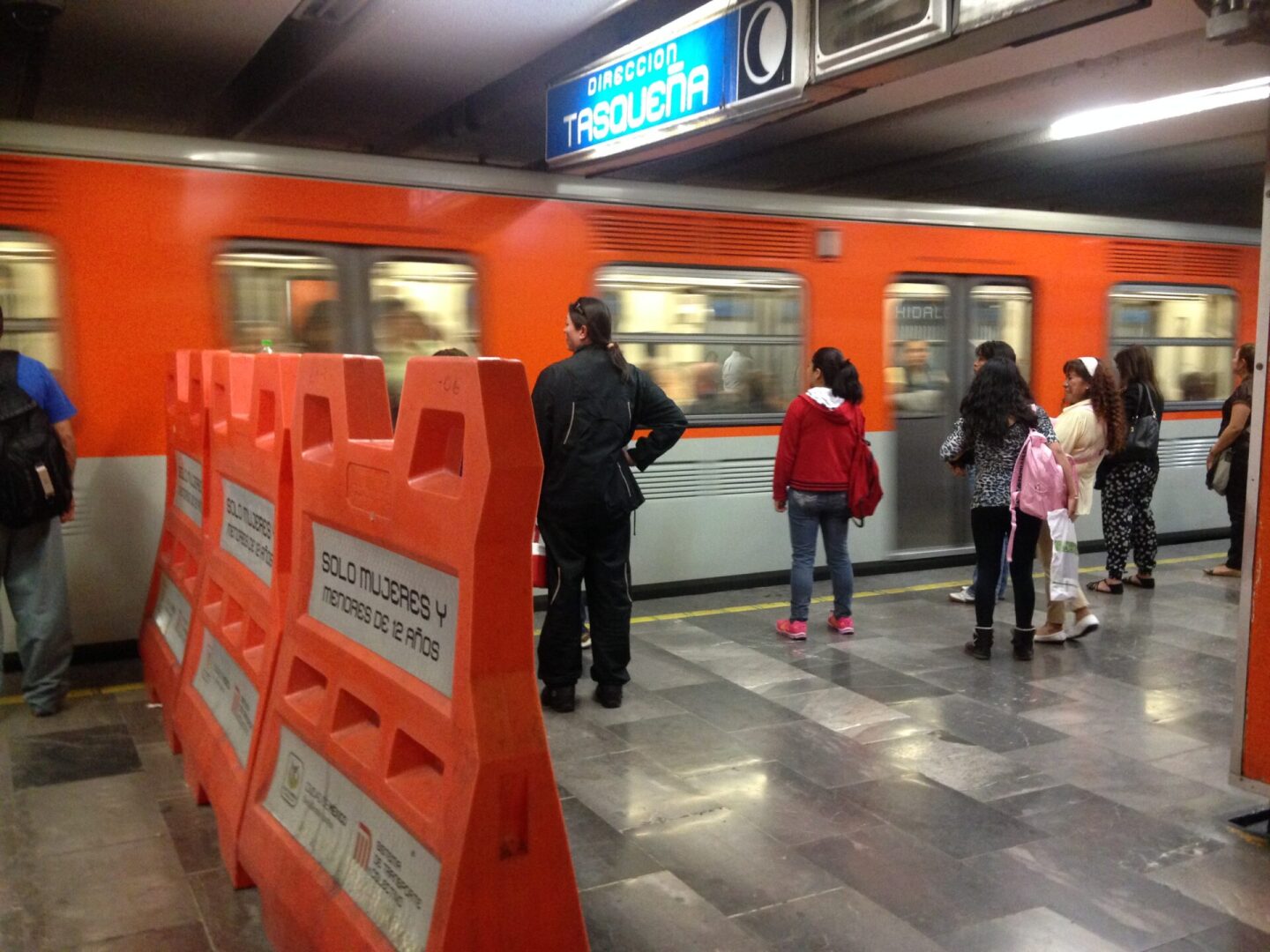 Division_de_vagones_exclusivos_en_metro_2