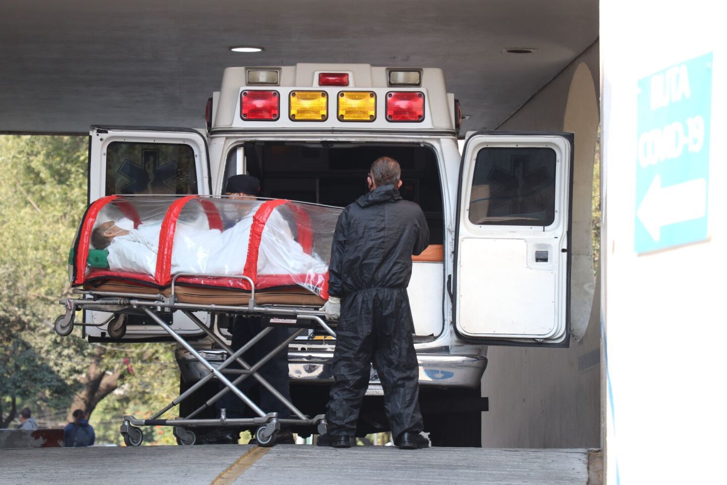 Un hombre llega en cápsula, usada en pacientes con síntomas de Covid-19, al área de urgencias del Hospital de los Venados.