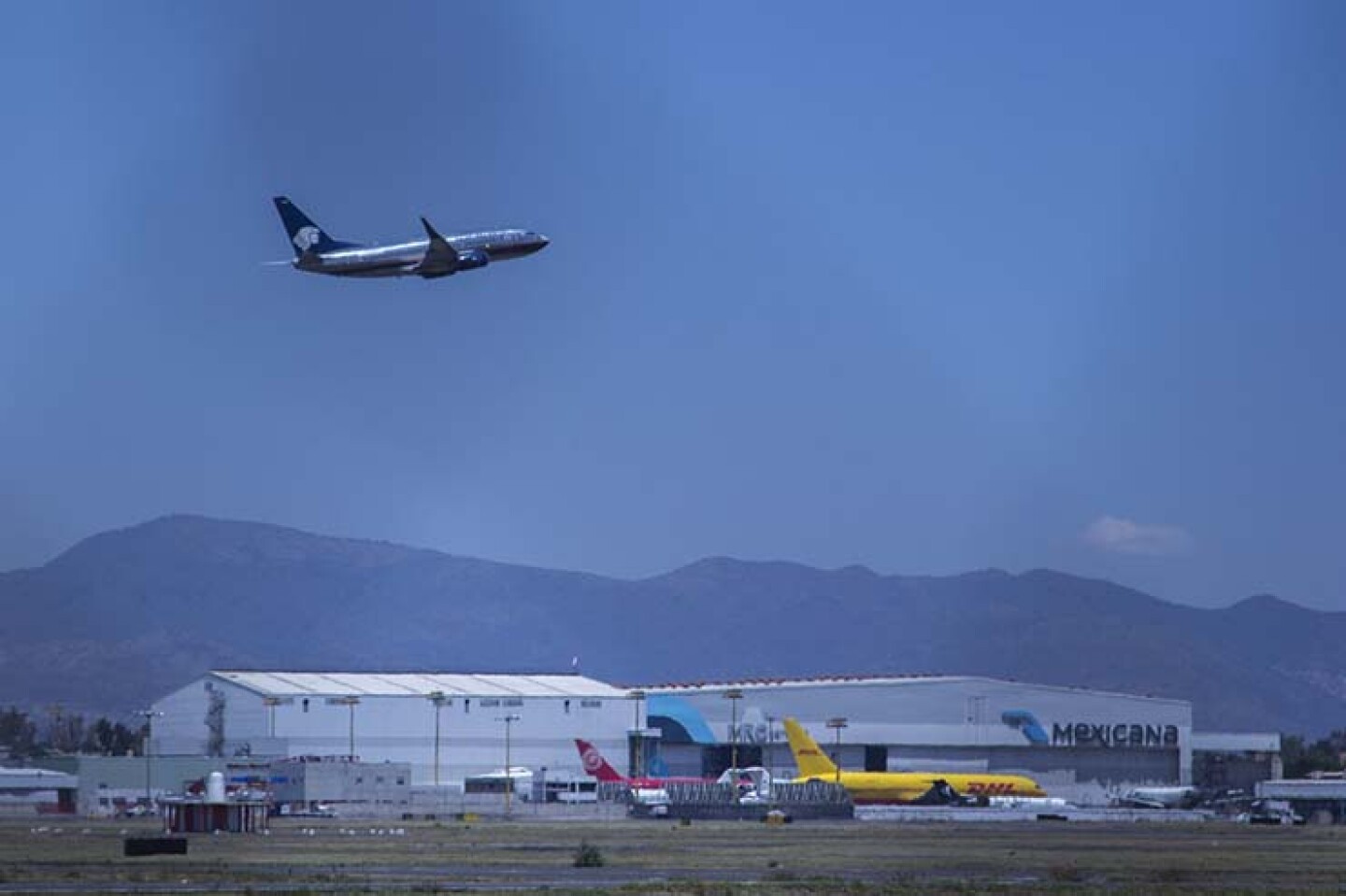 MÉXICO, D.F., 30MARZO2015.- Vista de las pistas de despegue del Aeropuerto Internacional de la Ciudad de México.FOTO: ENRIQUE ORDÓÑEZ /CUARTOSCURO.COM