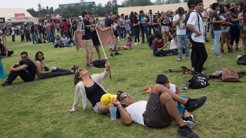 CIUDAD DE MÉXICO, 27ABRIL2019.- Familias y jóvenes asisten al Festival Tierra Beat de Música y Acción Ambiental que se realiza este fin de semana en el Parque Bicentenario. Entre las actividades que se encuentran son talleres, teatro, exposiciones y rodada ciclista para niños, jóvenes y adultos, enfocadas en acciones en favor del planeta. El Festival organizado por la Secretaria de Cultura, a través de la Dirección de Festivales Comunitarios y la Secretaria de Medio Ambiente propone concientizar al público sobre el medio ambiente.FOTO: GRACIELA LÓPEZ /CUARTOSCURO.COM