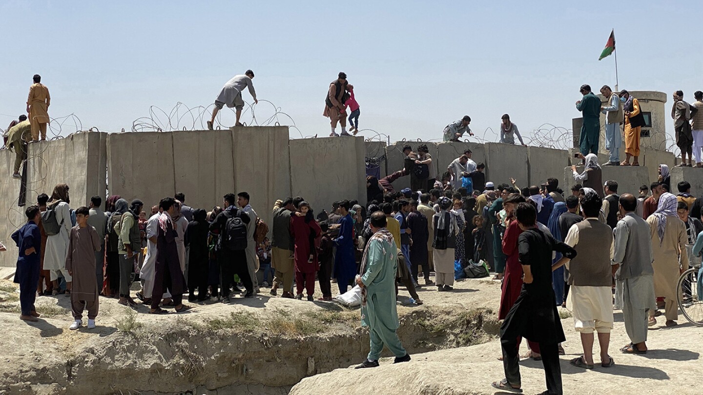 Seis personas muertas por el caos en el aeropuerto de Kabul, según testigos