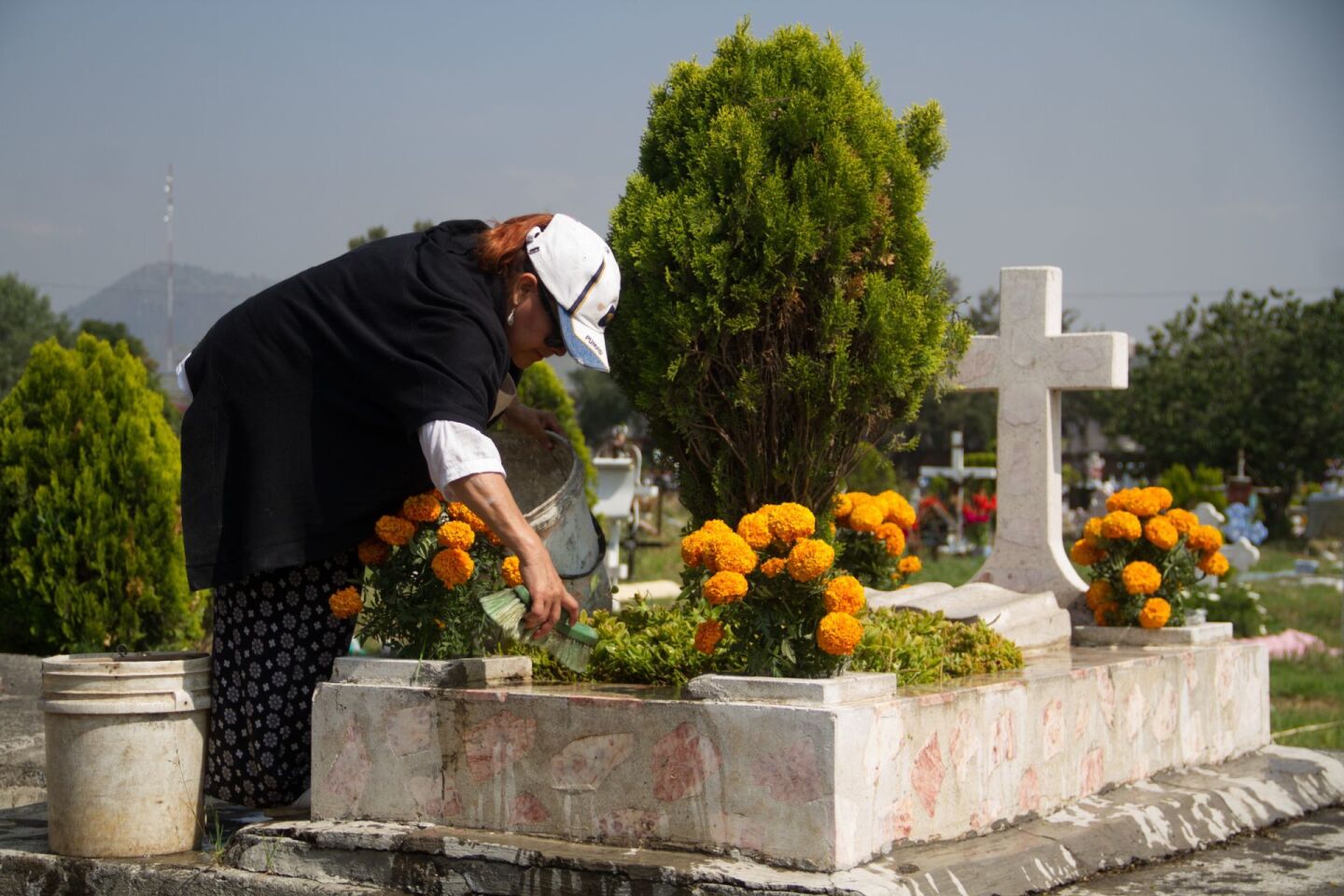 CIUDAD DE MÉXICO, 01NOVIEMBRE2019.- Decenas de familias asisten al panteón Tezonco previo al día de muertos. Colocan flores de Cémpasuchil, limpian, dan mantenimiento y adornan las tumbas.FOTO: ANDREA MURCIA /CUARTOSCURO.COM