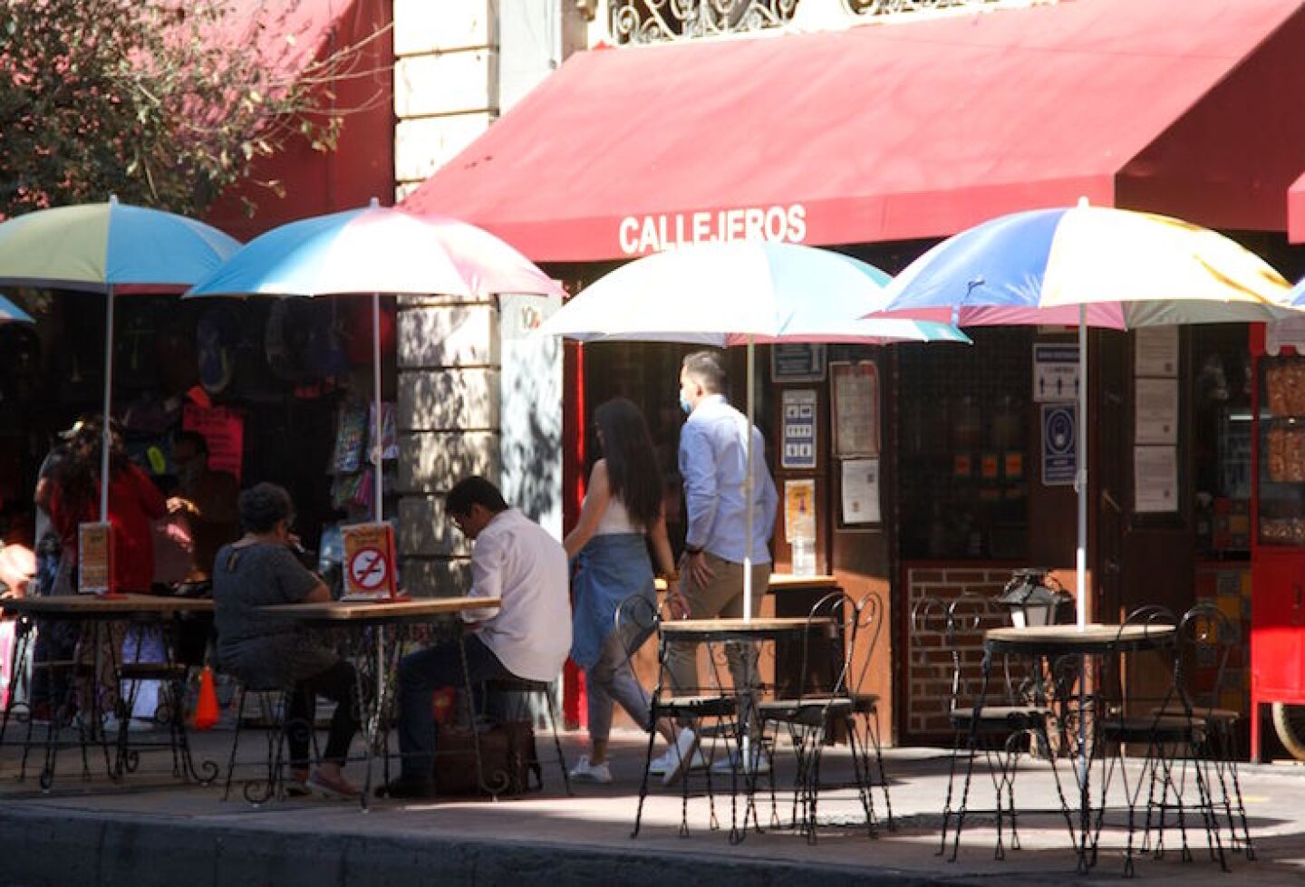 Restaurantes continúan abiertos cumpliendo las medidas sanitarias establecidas por la secretaría de salud