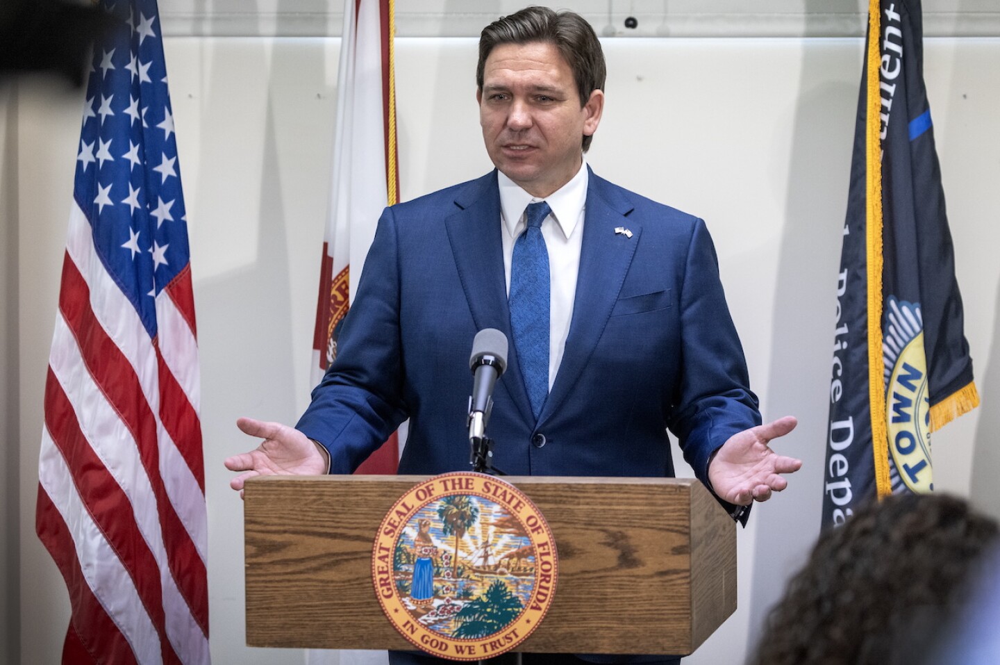 DeSantis firma una polÈmica ley que prohÌbe las redes sociales a menores de 13 aÒos