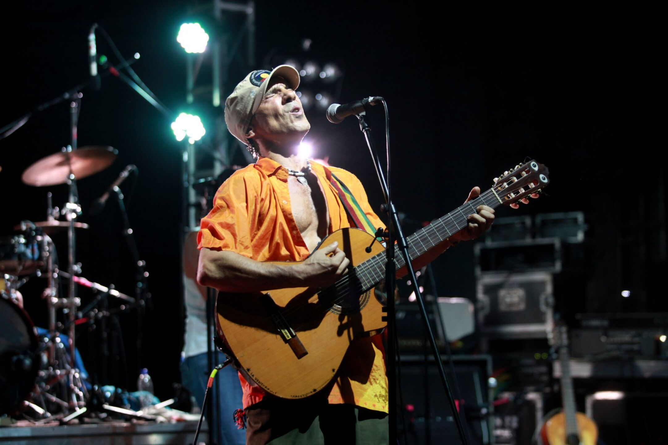 LETICIA, COLOMBIA, 08MARZO2015.- Manu Chao y su banda La Aventura se presentaron en la concha acústica del Parque Orellana en el municipio de Leticia, Colombia, durante el Festival Ama-Zonas en defensa de la selva amazonica.FOTO: FÉLIX MÁRQUEZ /CUARTOSCURO.COM
