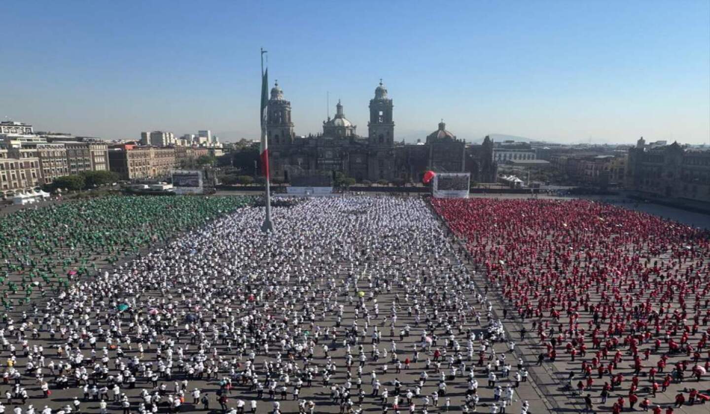 clase-masiva-futbol-zocalo-cdmx.jpg