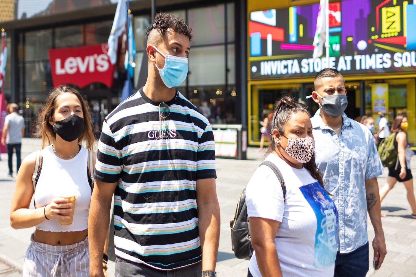 EE.UU. pide a los vacunados llevar mascarilla en interiores en casi todo el paÌs