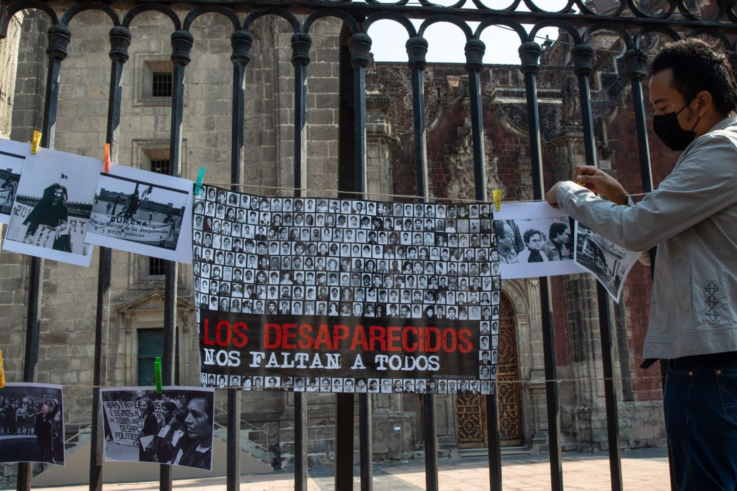 Integrantes del comité Eureka realizaron un homenaje su fundadora Rosario Ibarra de Piedra, en la rejas de la Catedral Metropolitana.