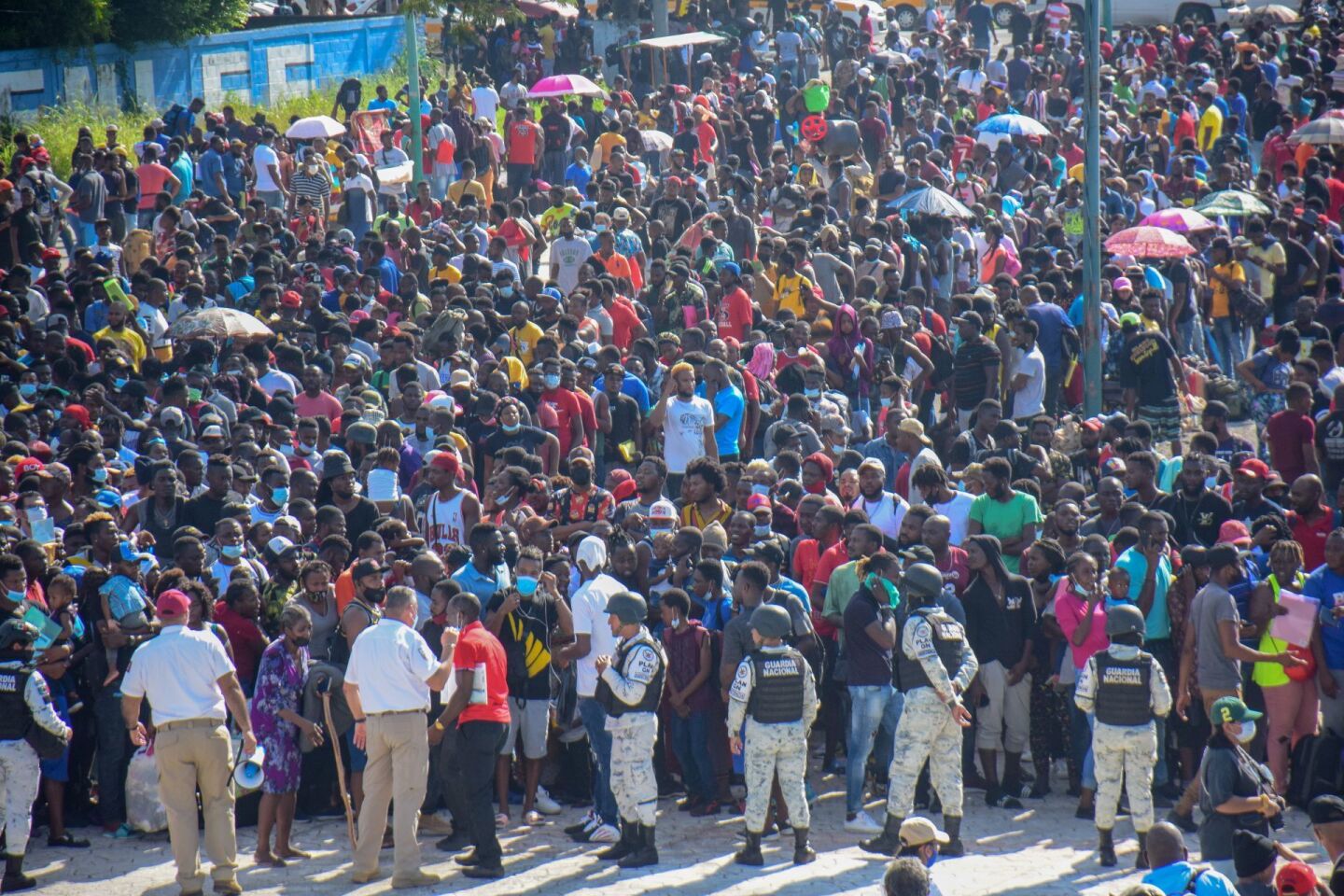 Más de 4500 migrantes se dieron cita en el Estadio Olímpico de Tapachula tras enterarse de una convocatoria del INM que los trasladaría a otros estados para que continuarán con sus trámites de regularización migratoria.