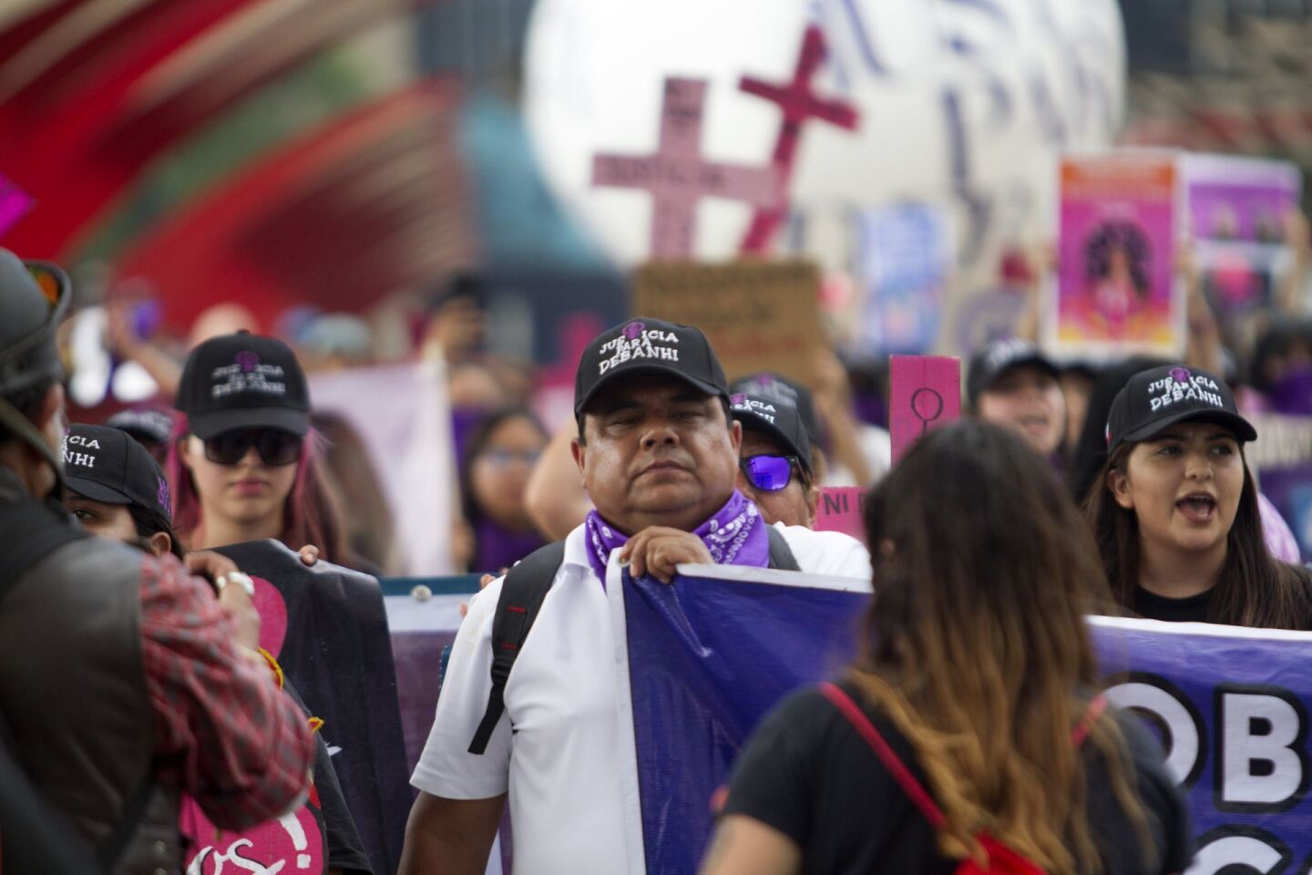 A un año de la desaparición y muerte de la joven Debanhi Susana Escobar, encontrada en una cisterna en el interior del Motel Nueva Castilla ubicada en la carretera Monterrey-Nuevo Laredo, familiares, amigos y mujeres feministas realizaron una marcha partiendo del Palacio de Gobierno hacia la Fiscalía General de Justicia de Nuevo León, donde el señor Mario Escobar, papá de Debanhi, dio unas palabras en protesta acerca de cómo las autoridades han trabajado el caso.