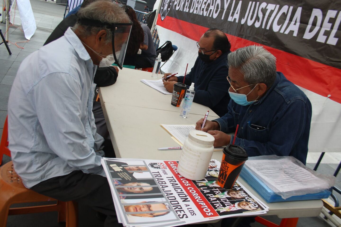 Integrantes del SME recolectan firmas para enjuiciar a los ex Presidentes a partir del año 1988.
