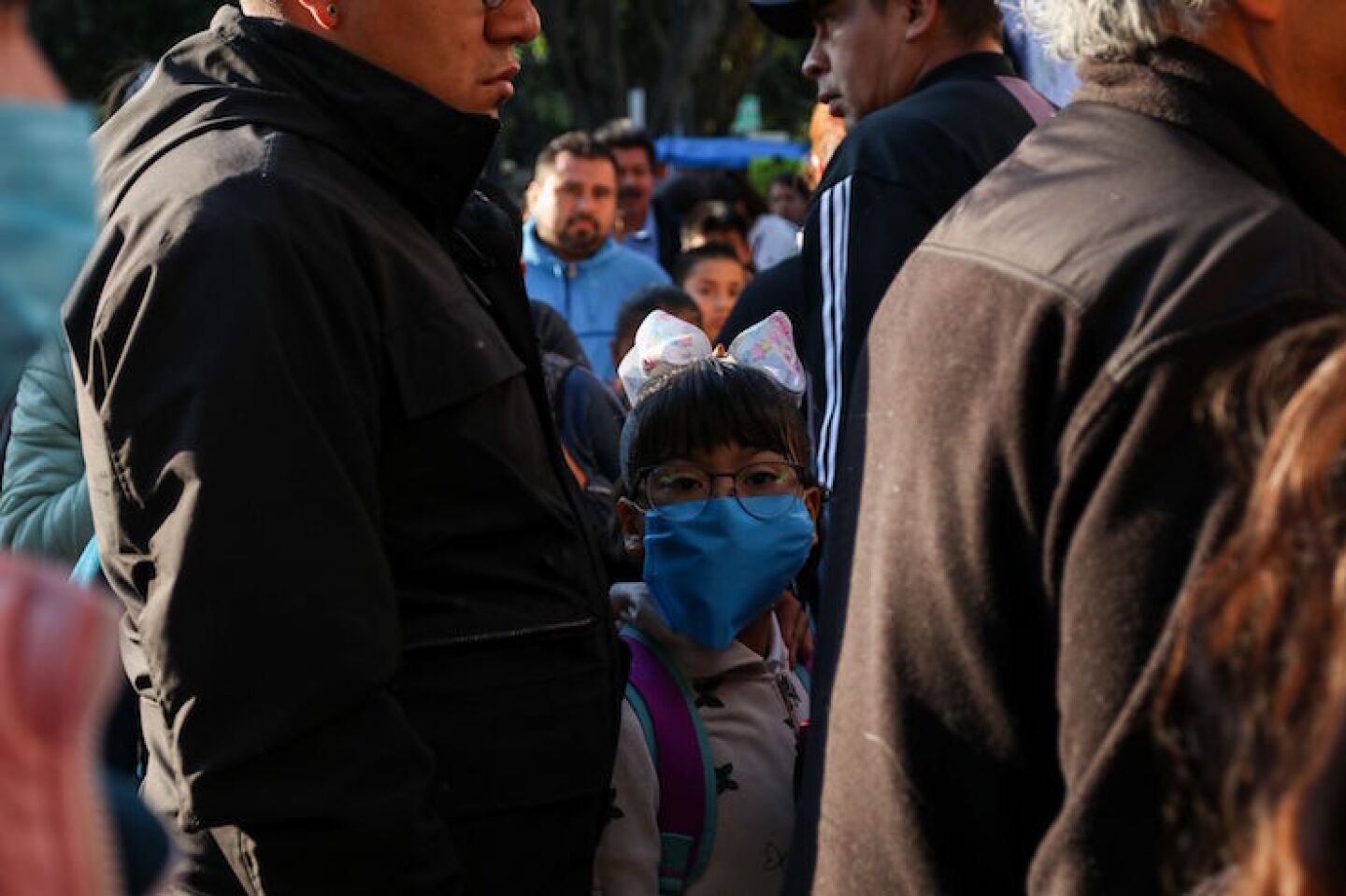 Alumnos de educación básica realizan filas para acceder a sus planteles.