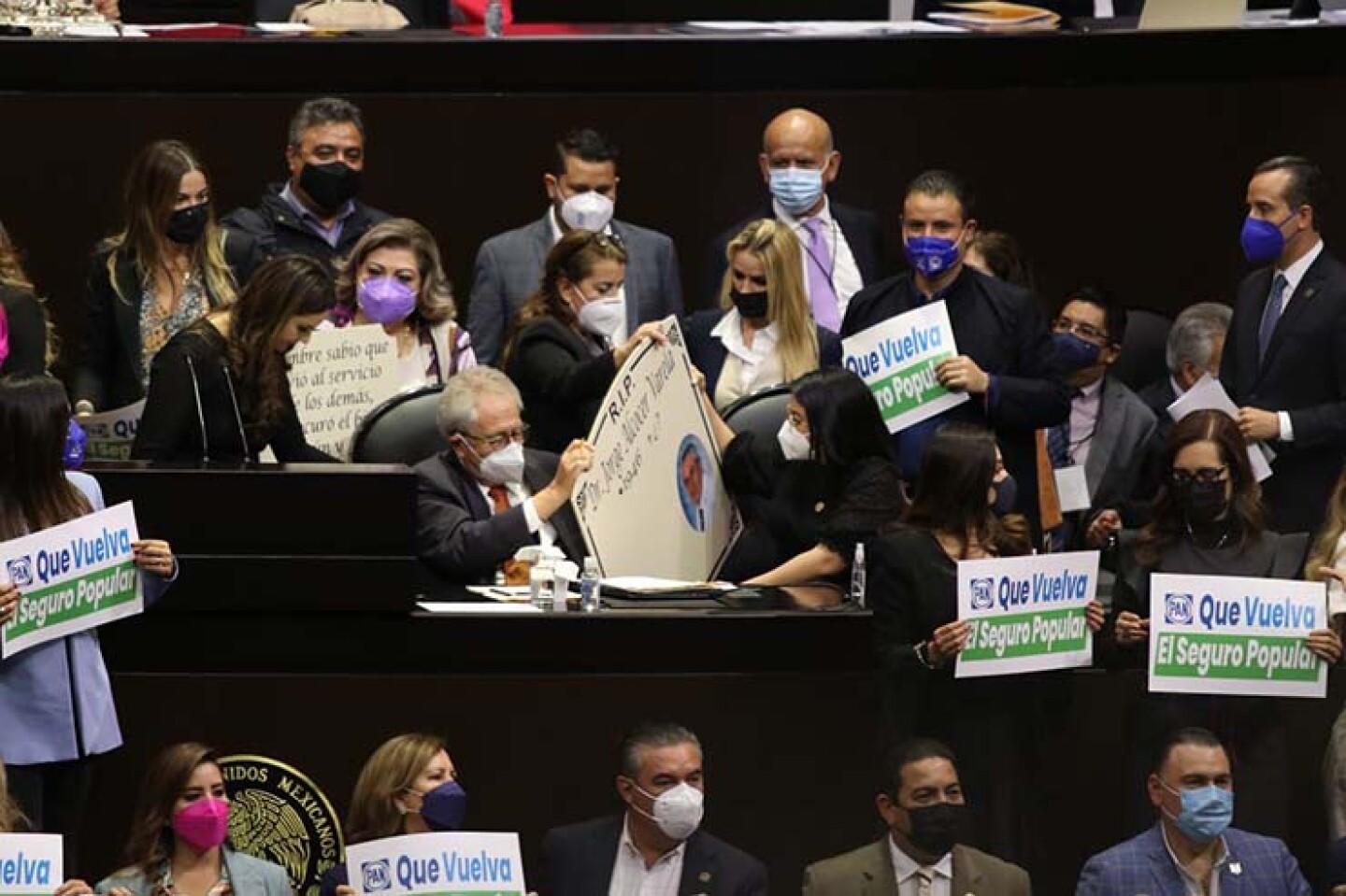 Diputados de la bancada del PAN protestaron con pancartas en contra de Jorge Alcocer Varela, secretario de Salud, después de su comparecencia en el pleno de la Cámara de Diputados