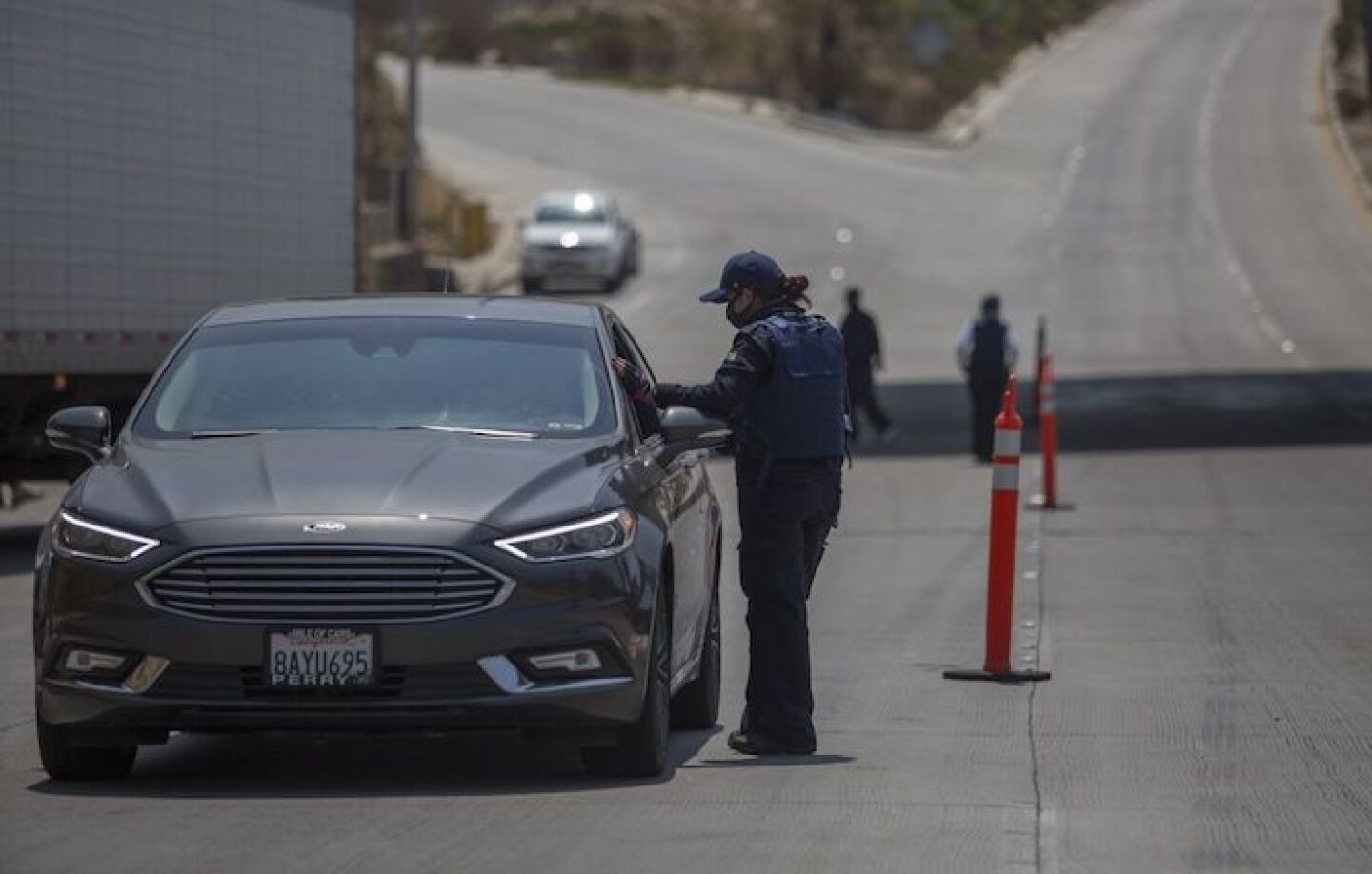 Agentes del Sat y Selena montan retén para confiscar autos ilegales y mercancía ilegal en Tijuana