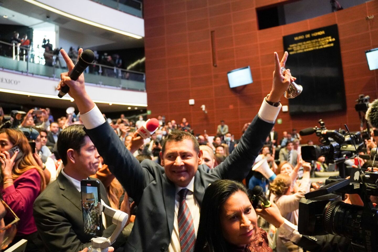 Alejandro Armenta Mier reanudó y mandó a receso la sesión ordinaria en el Senado de la República.