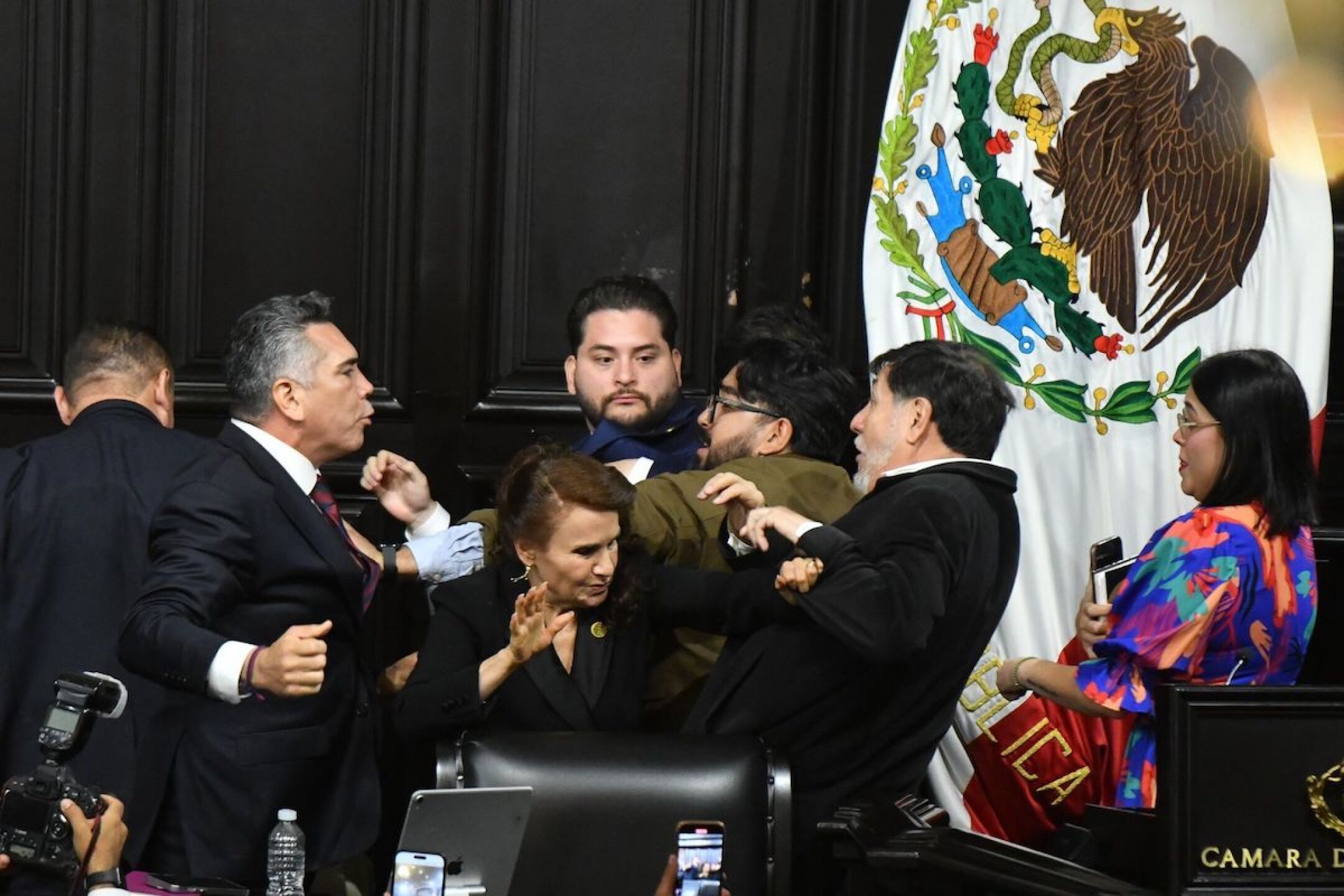 Bronca Noroña y Alejandro Moreno