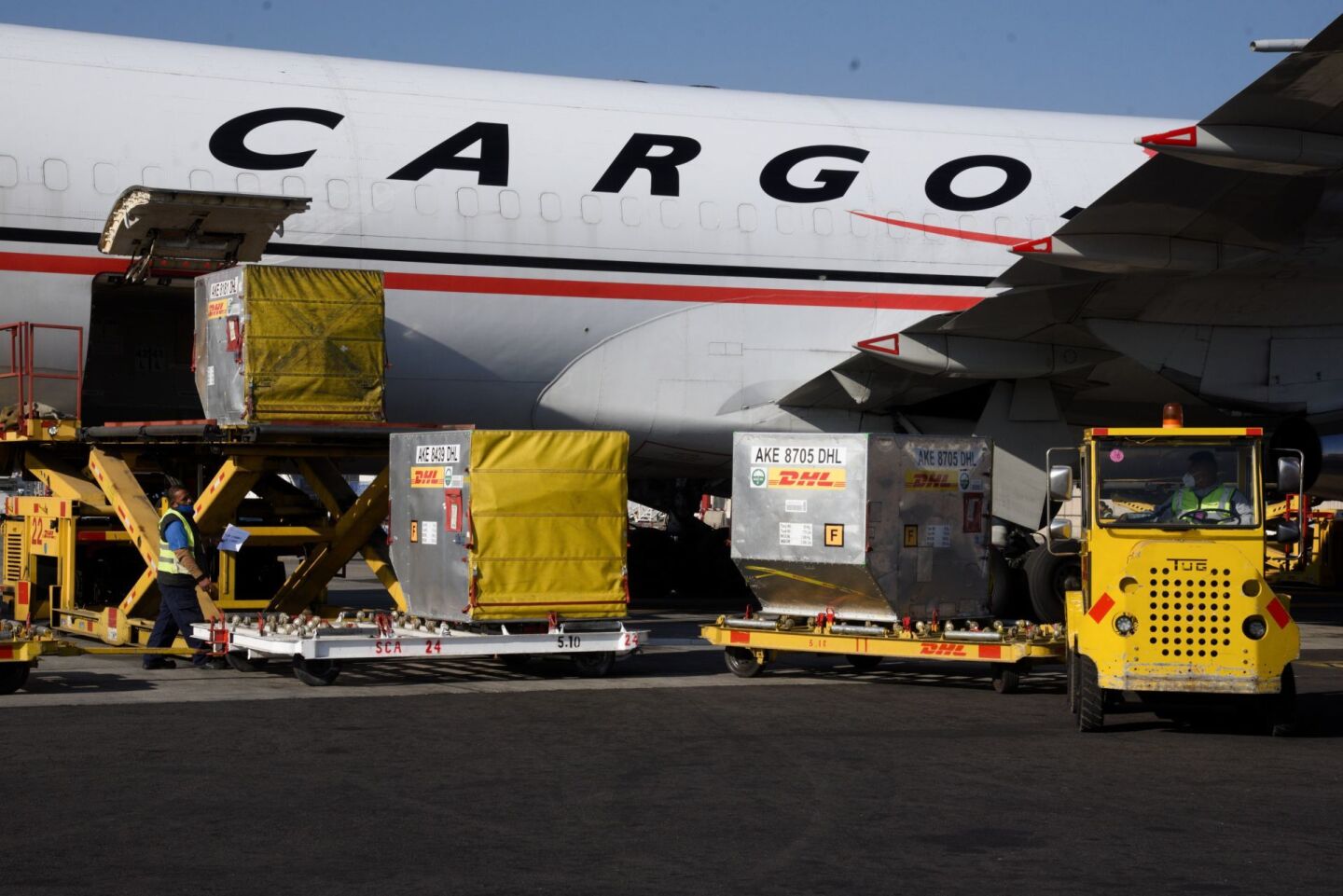 Arribó al Aeropuerto Internacional de la Ciudad de México (AICM) el segundo cargamento de vacunas contra SARS-CoV-2 de Pfizer BionTech, el cual consta de 34 mil 125 dosis que serán distribuidas en los centros médicos de la capital del país.