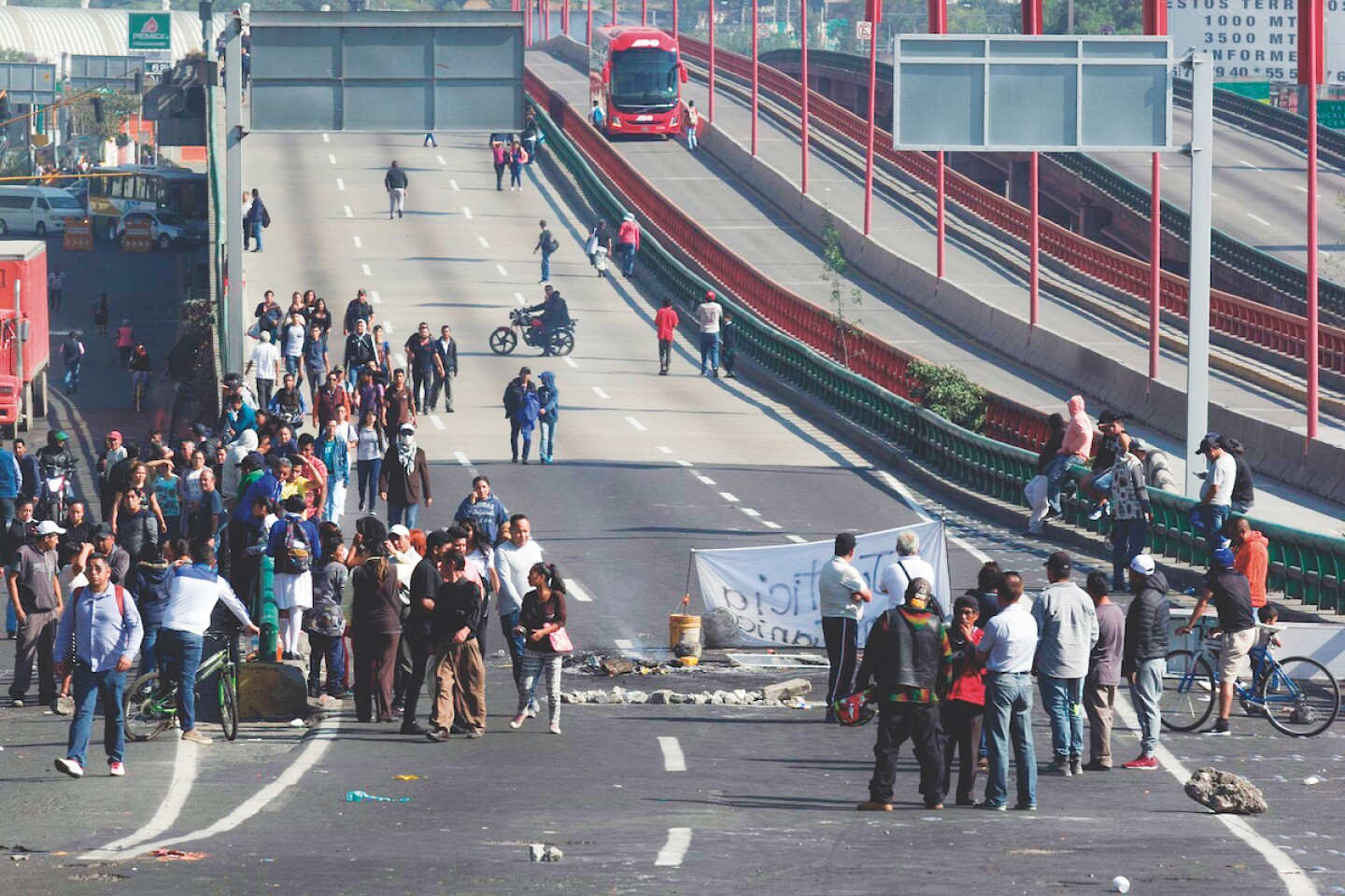 Bloqueos afectan negocios