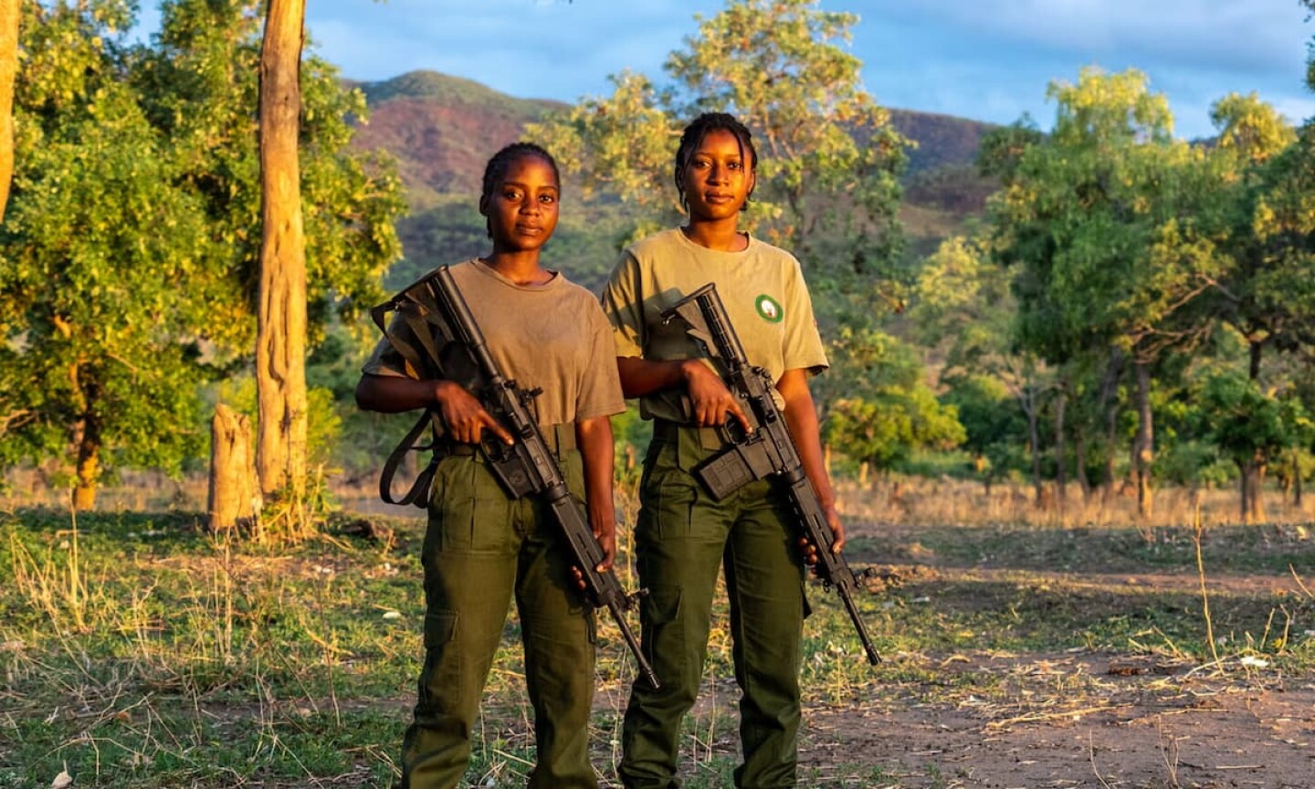 Hope Ngulube, a la izquierda, y Rodah Chiawa, miembros del equipo especializado K9, posan mientras descansan de una sesión de adiestramiento canino en el parque nacional del Bajo Zambeze. Foto: Harry Vlachos/The Guardian
