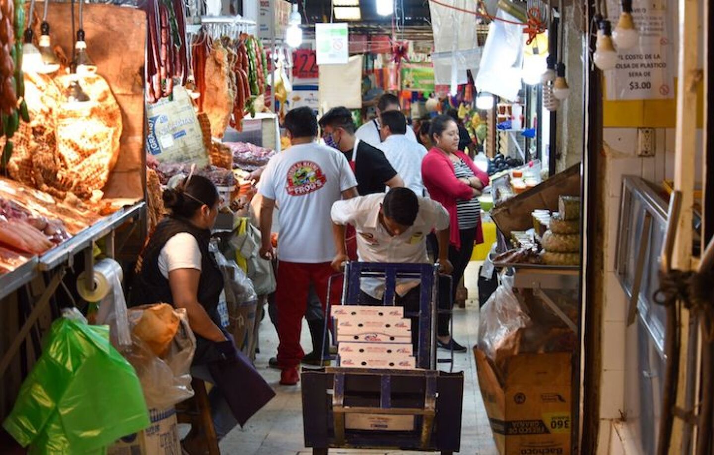 Locatarios del Mercado 16 de Septiembre continúan ofreciendo sus servicios con precios bajos en sus productos como verduras, alimentos preparados y abarrotes, y siguiendo protocolos de seguridad ante COVID-19.