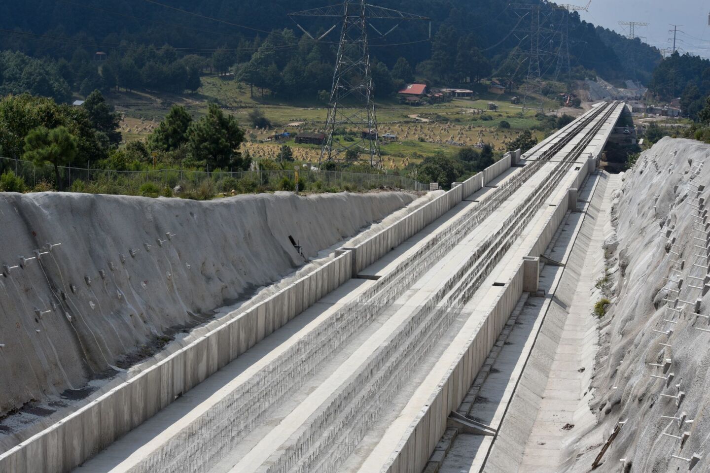 Aspectos de la obra del Tren Interurbano México-Toluca en la zona de la Marquesa en Ocoyoacac, en donde se encuentra el túnel bitubo  que tiene una longitud de 4.766 m.