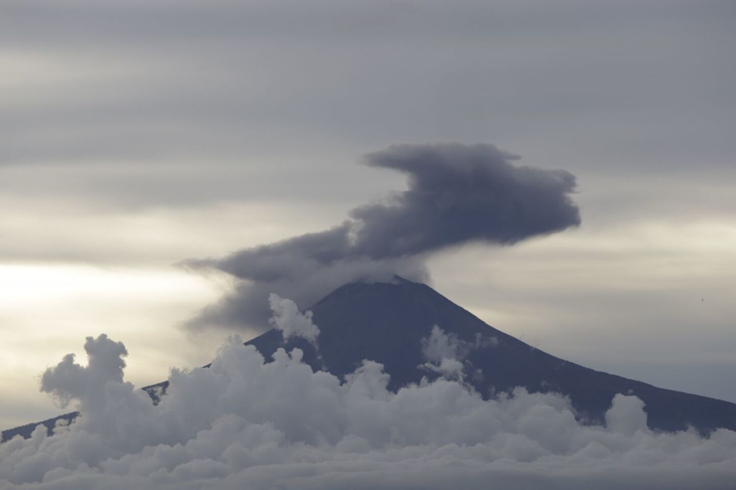 ¡Despierta activo! Volcán Popocatépetl emite explosión