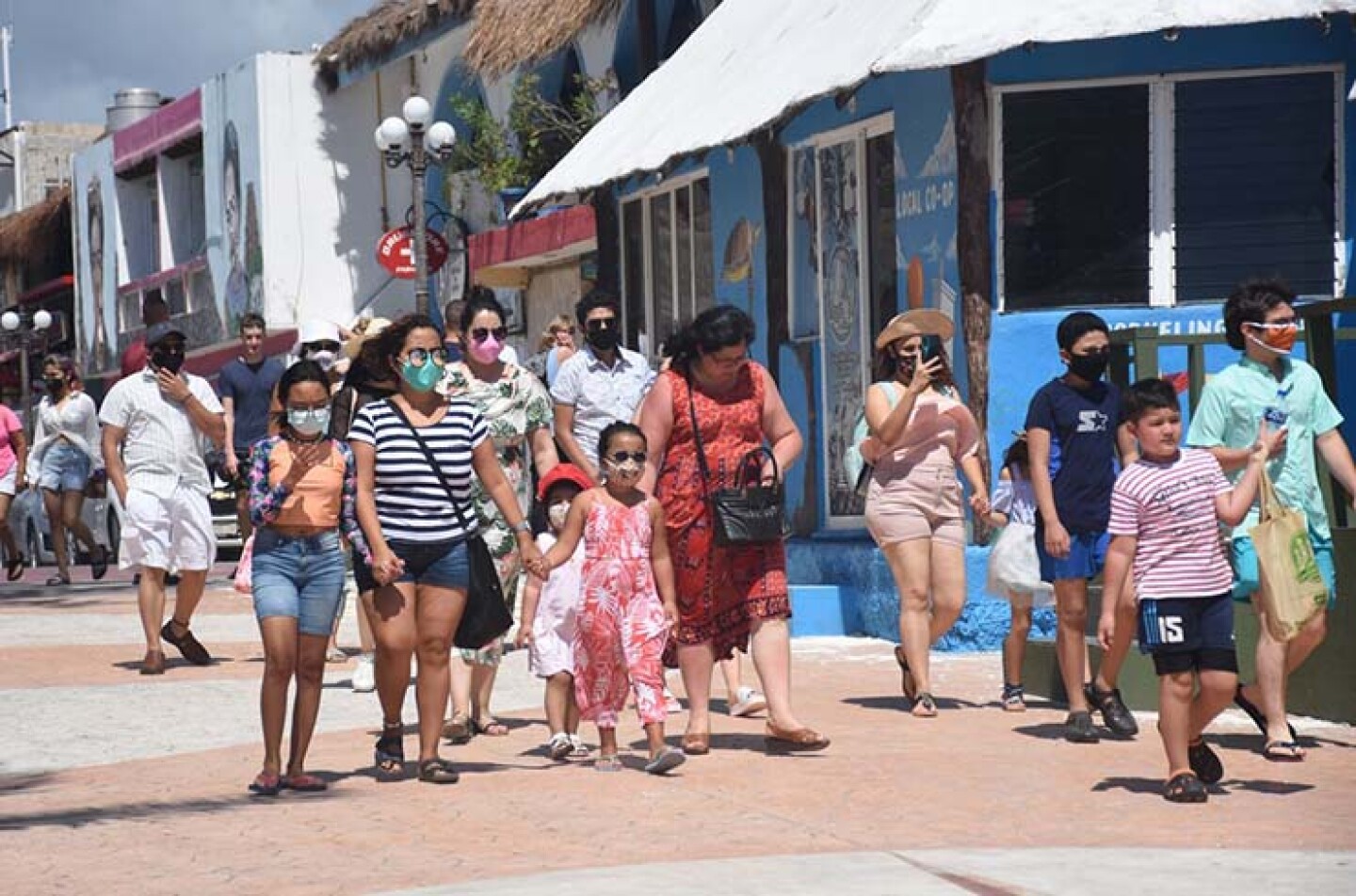 Turistas nacionales y extranjeros disfrutan de la playa y el clima durante este fin de semana largo. El estado se encuentra en Semáforo Amarillo por la pandemia del Covid-19