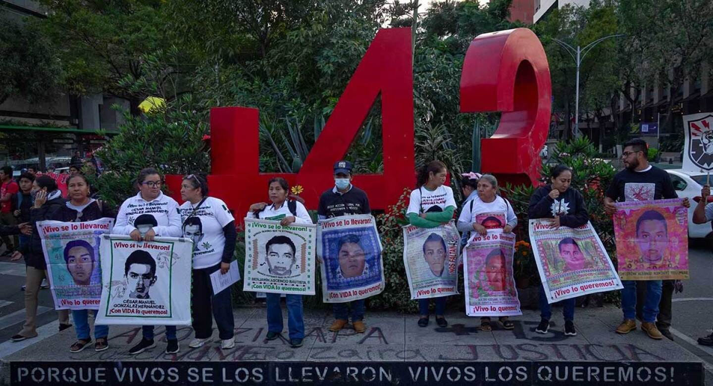 Familiares-de-los-43-normalistas-de-Ayotzinapa.jpg