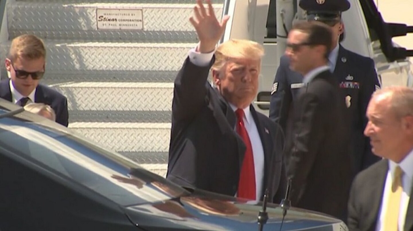 El PASO, TEXAS, 07AGOSTO2019.- A su llegada al estado de Texas, el presidente Donald Trump fue recibido con protestas durante su reunión con familiares de las personas afectadas por el tiroteo en un Walmart de la entidad texana. El mandatario no tuvo ningún acercamiento con los manifestantes, y toda reunión fue realizada a puerta cerrada.FOTO: CUARTOSCURO.COM