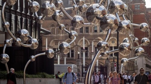 yayoi_kusama_primera_escultura_publica_permanente_reino_unido