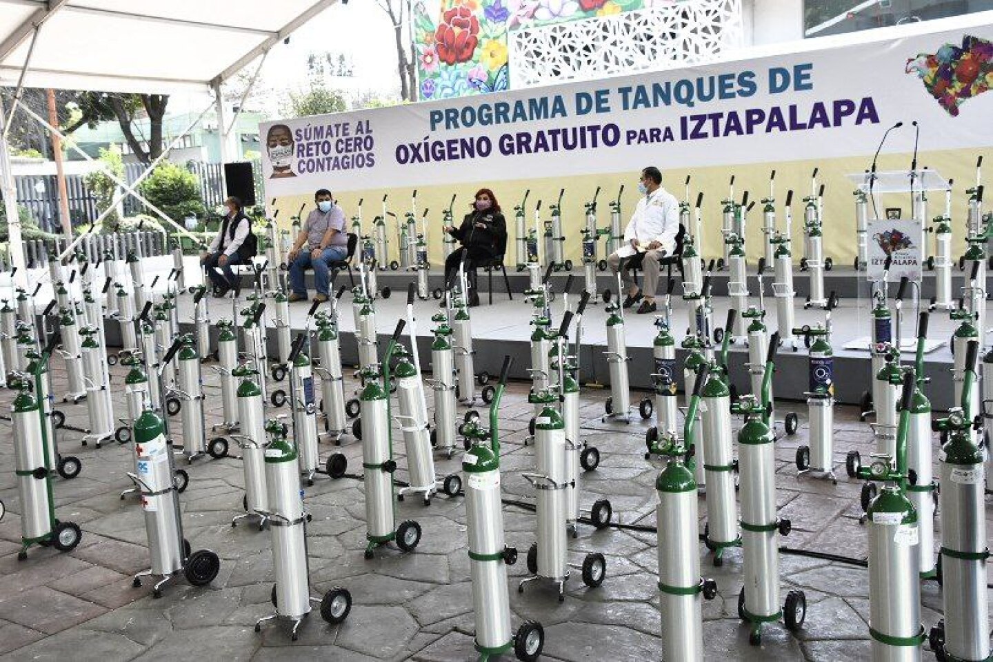 Presta alcaldía Iztapalapa tanques de oxígeno