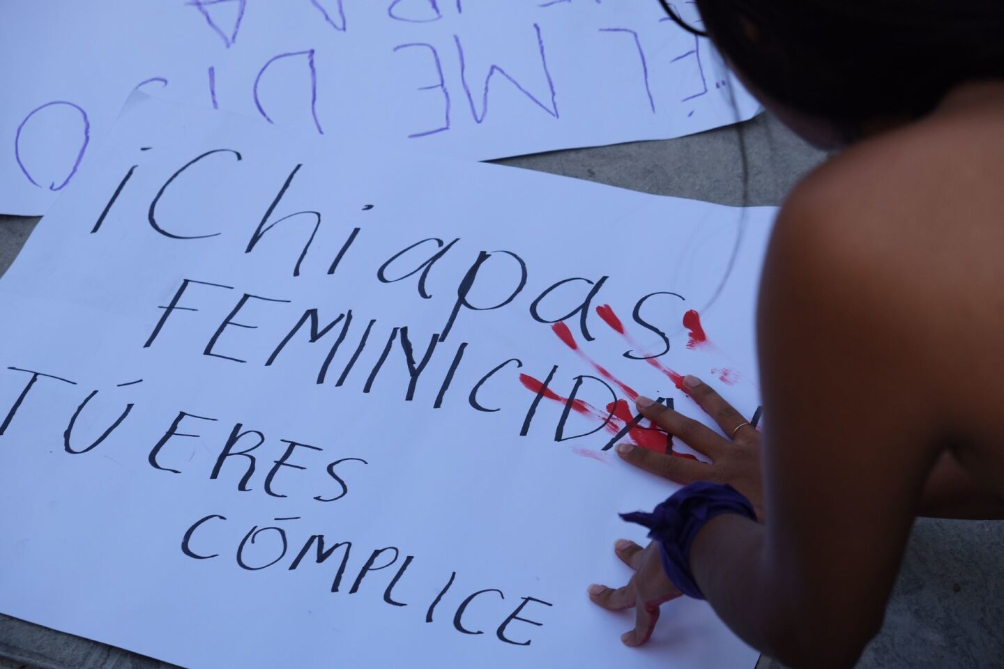 TUXTLA GUTIÉRREZ, CHIAPAS, 14FEBRERO2020.- Decenas de mujeres feministas realizaron una marcha desde el Parque Bicentenario hasta las puertas del palacio municipal de la capital chiapaneca, denunciando la falta de justicia que impera en el estado respecto a los feminicidios. Las colectivas feministas realizaron esta acción en respuesta al feminicidio de Ingrid, mujer brutalmente asesinada por su pareja en la casa que compartían y expuesta por algunos medios de comunicación desollada. FOTO: ISABEL MATEOS /CUARTOSCURO.COM