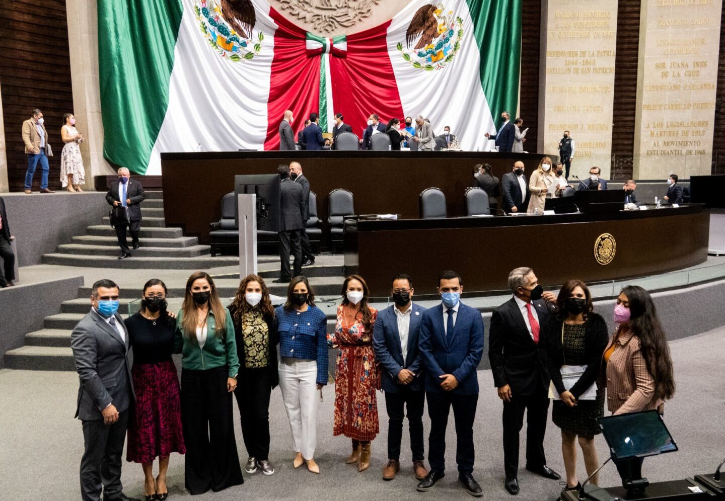 Legisladoras y legisladores se fotogarafían en el pleno de la Cámara de Diputados tras el término de la primer sesión de la Comisión Permanente.