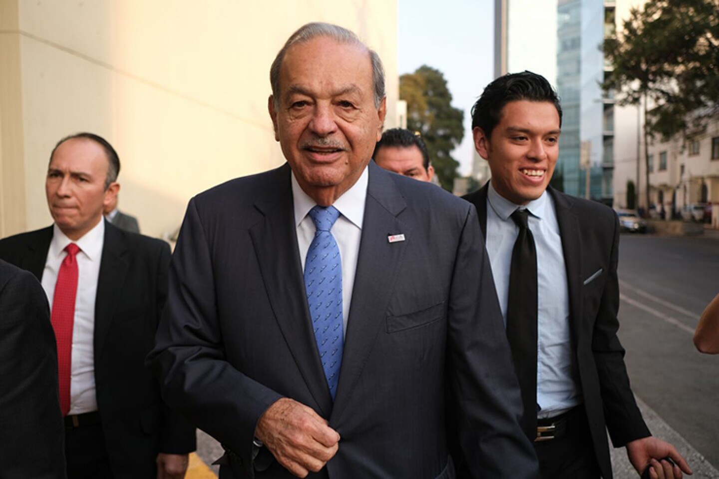 CIUDAD DE MÉXICO, 27NOVIEMBRE2019.- El ingeniero Carlos Slim Helú, durante su salida del 30 Congreso de Ingenieros Civiles de México A. C, el cual se realizó en el WTC.FOTO: GRACIELA LÓPEZ /CUARTOSCURO.COM