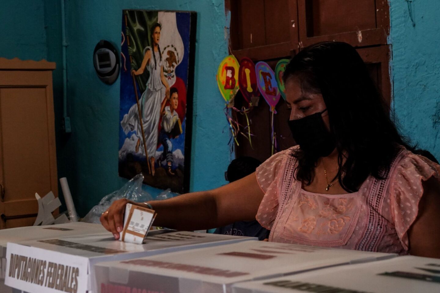 Una mujer emite su voto en una casilla ubicada en el centro del puerto de Manzanillo, Colima