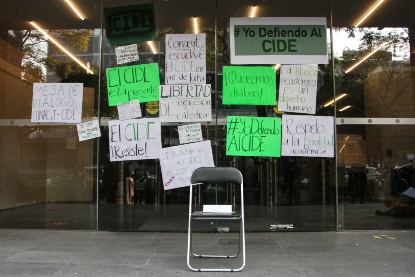 Sin éxito y con una espera de 5 horas estudiantes del CIDE, retiraron la mesa de diálogo que colocaron frente al Conacyt.