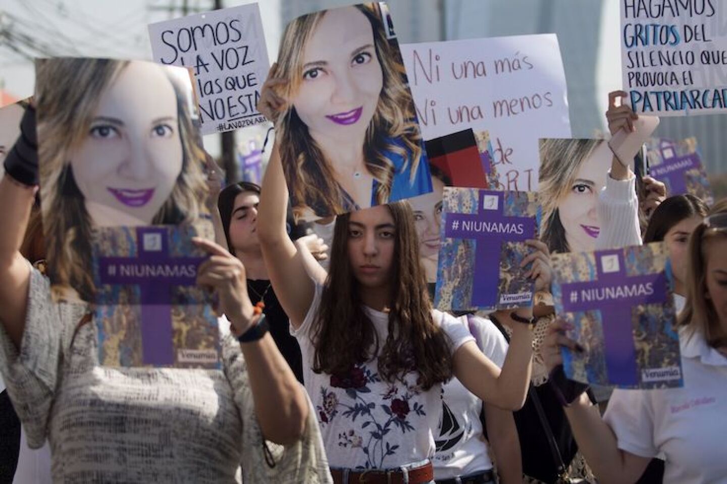 SAN PEDRO GARZA GARCÍA, NUEVO LEÓN, 29NOVIEMBRE2019.- Familiares y amigas de Abril Pérez Sagaón, la regiomontana asesinada el miércoles 27 de noviembre en Ciudad de México, realizaron una marcha silenciosa por la avenida Gómez Morín y protestaron en contra del feminicidio y violencia contra las mujeres. Pérez Sagaón sufrió violencia doméstica por parte de su ex esposo el empresario Juan Carlos García por lo que familiares lo acusan directamente a él. El presidente Andrés Manuel López Obrador lamentó los hechos ocurridos y cuestionó la determinación de dejar en libertad Juan Carlos García cuando fue denunciado por Abril Pérez y lo señala como autor intelectual.FOTO: GABRIELA PÉREZ MONTIEL/ CUARTOSCURO.COM