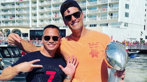 Exigen disculpas de Tom Brady por lanzar trofeo Vince Lombardi