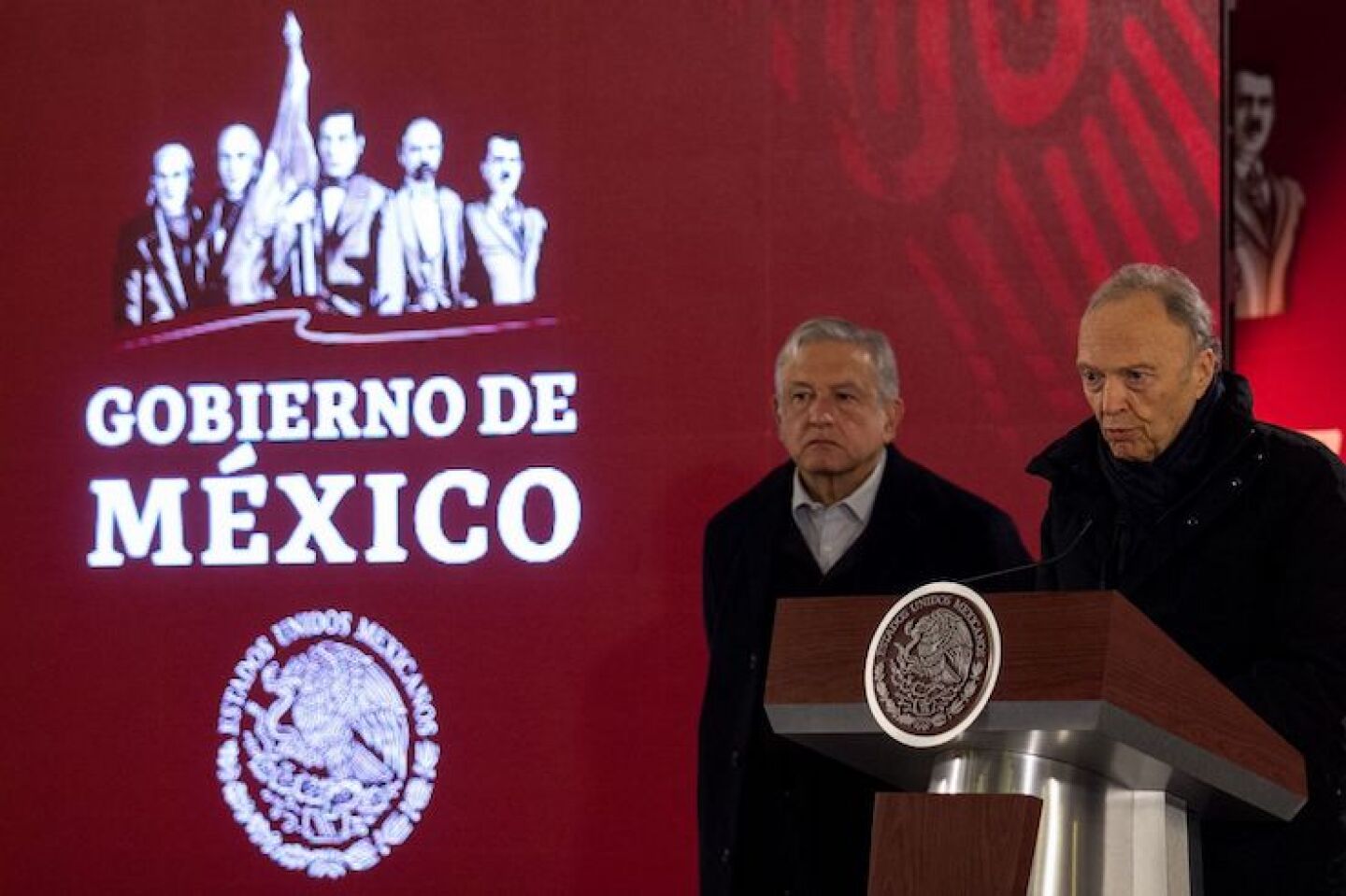 CIUDAD DE MÉXICO, 20ENERO2019.- Andrés Manuel López Obrador, presidente de México, y Alejandro Gertz Manero, fiscal general de la República, durante la conferencia matutina para dar informe de los avances respecto a las investigaciones, atención a víctimas y trabajos de peritaje de la explosión de un gasoducto ocurrida en Tlalhuelilpan, Hidalgo, el día de ayer. Que dejó como saldo a 76 personas fallecidas y 74 heridas. FOTO: GALO CAÑAS /CUARTOSCURO.COM