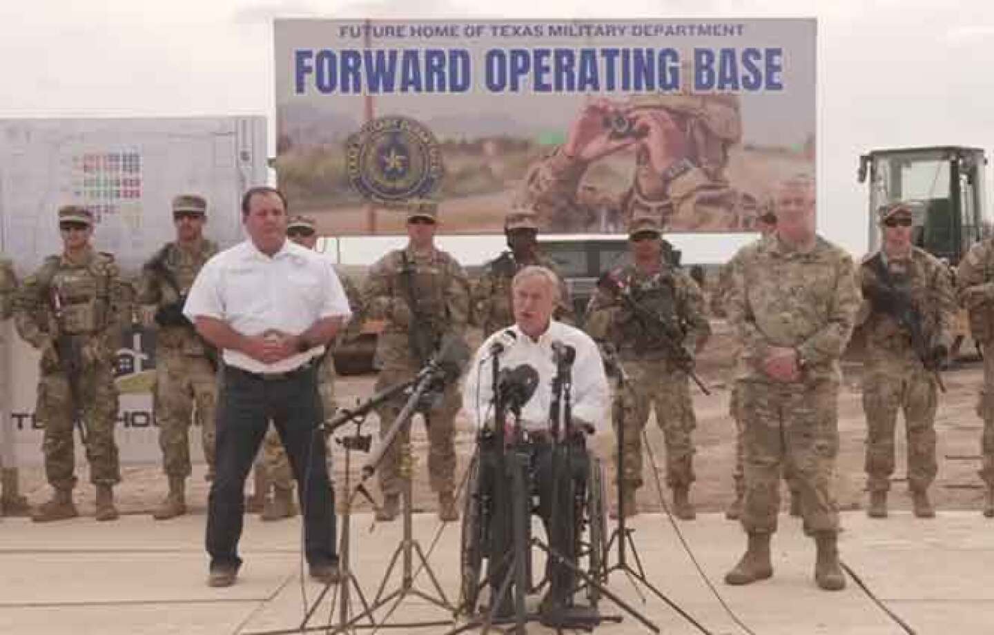 Gobernador de Texas anuncia construcción de base militar en frontera con México