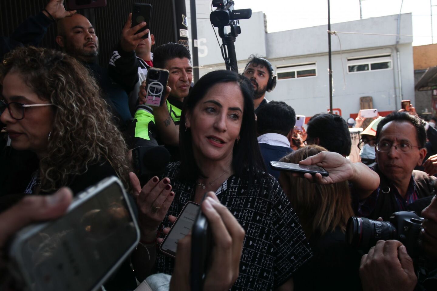 Lia Limón, alcaldesa de Álvaro Obregón a su llegado al metro Barranca de Muerto
