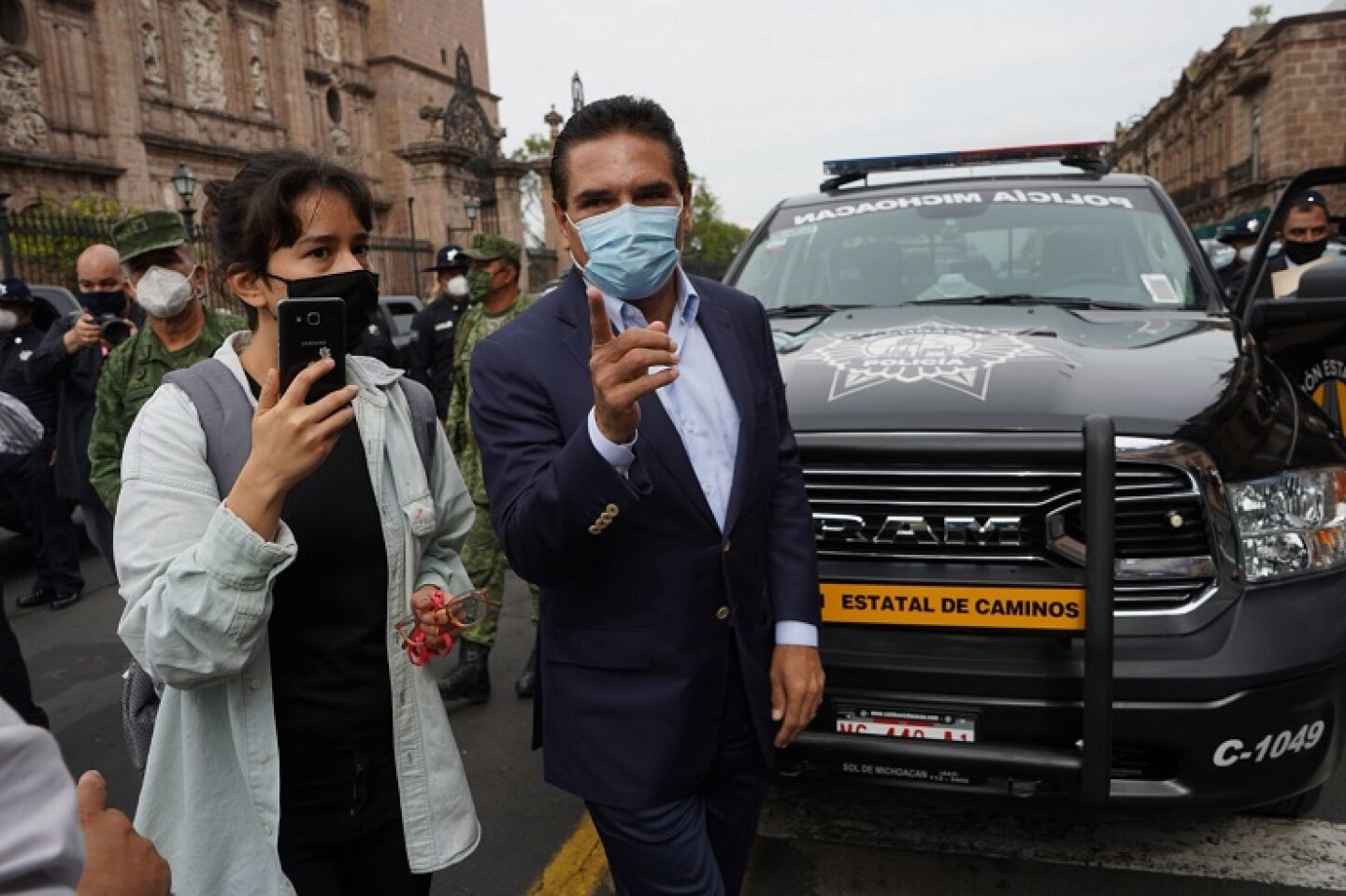 Silvano Aureoles Conejo, gobernador de Michoacán, durante su llegada a la entrega de 50 patrullas de la Policía Estatal de Caminos