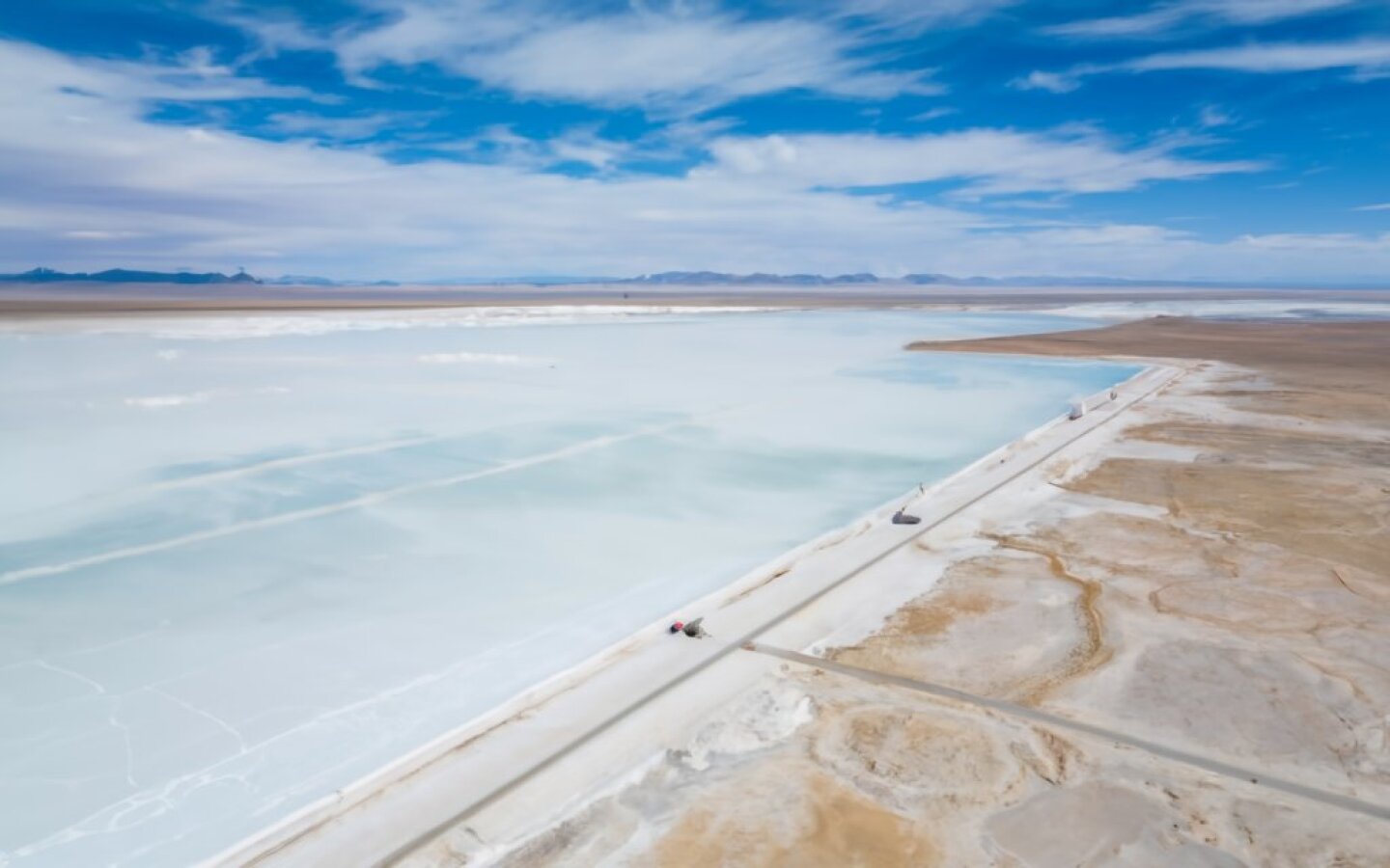 litio a-panoramic-view-of-an-expansive-white-lithium-min-xChWVvVsR5yR7Fh5OEkkNw-R8CocIVBRCu3n4nzesMbIg.jpeg