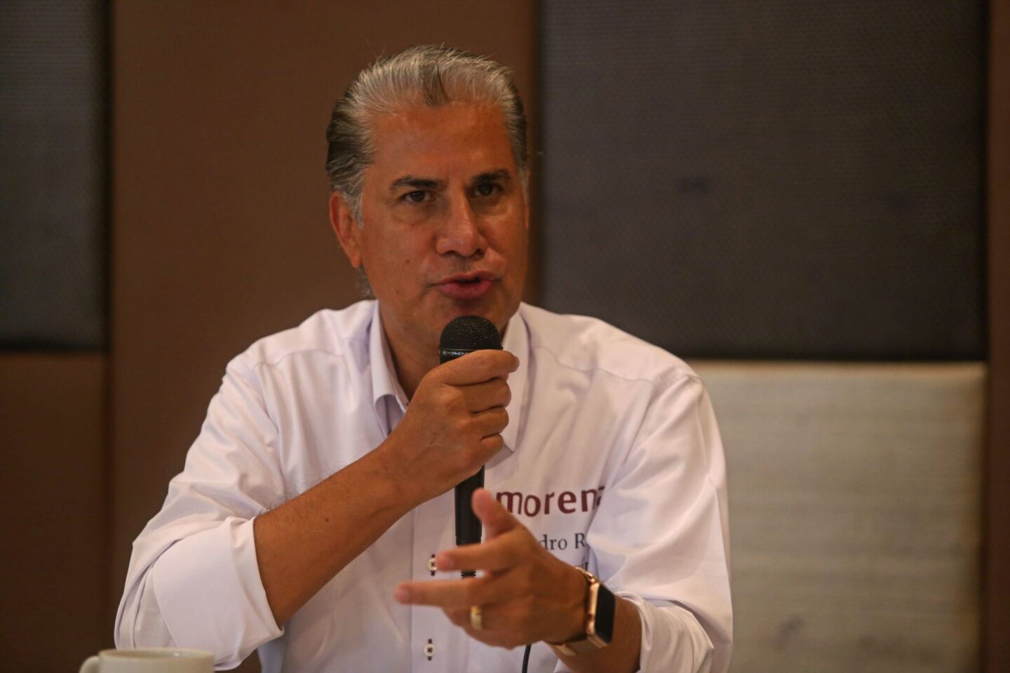 Alejandro Rojas Díaz Durán aspirante a la presidencia nacional de Morena, durante una conferencia de prensa en un conocido Hotel de la ciudad.