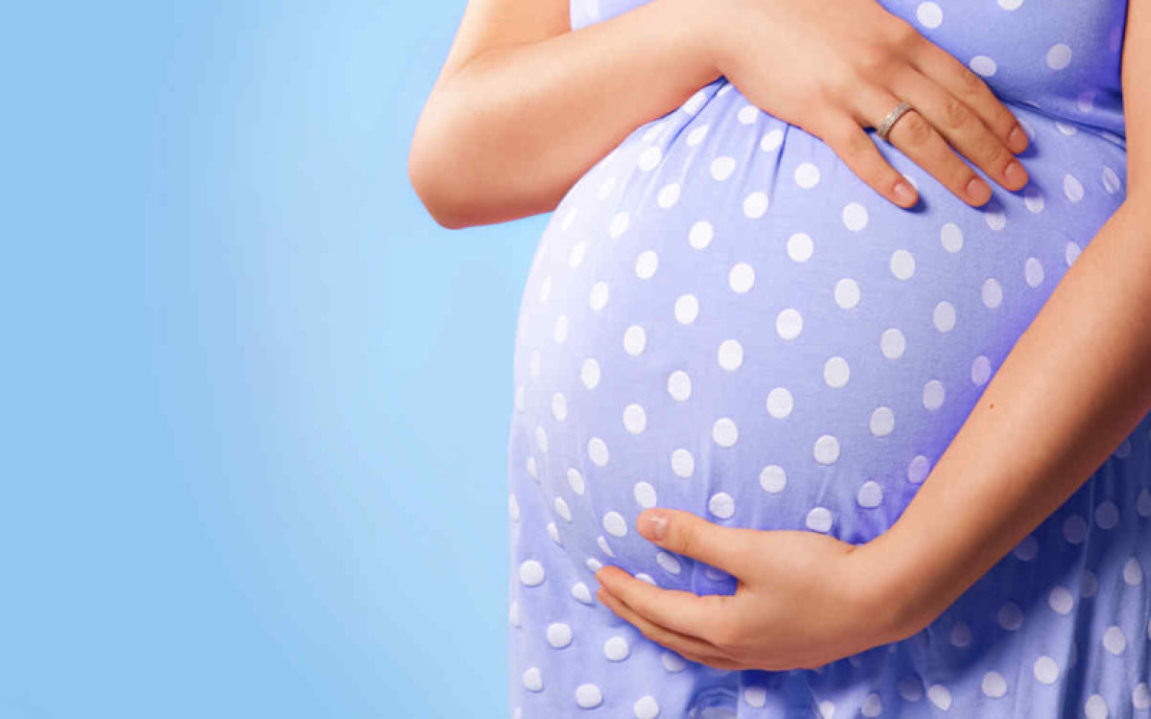 mujer-embarazada-tocando-su-barriga-800x500_c