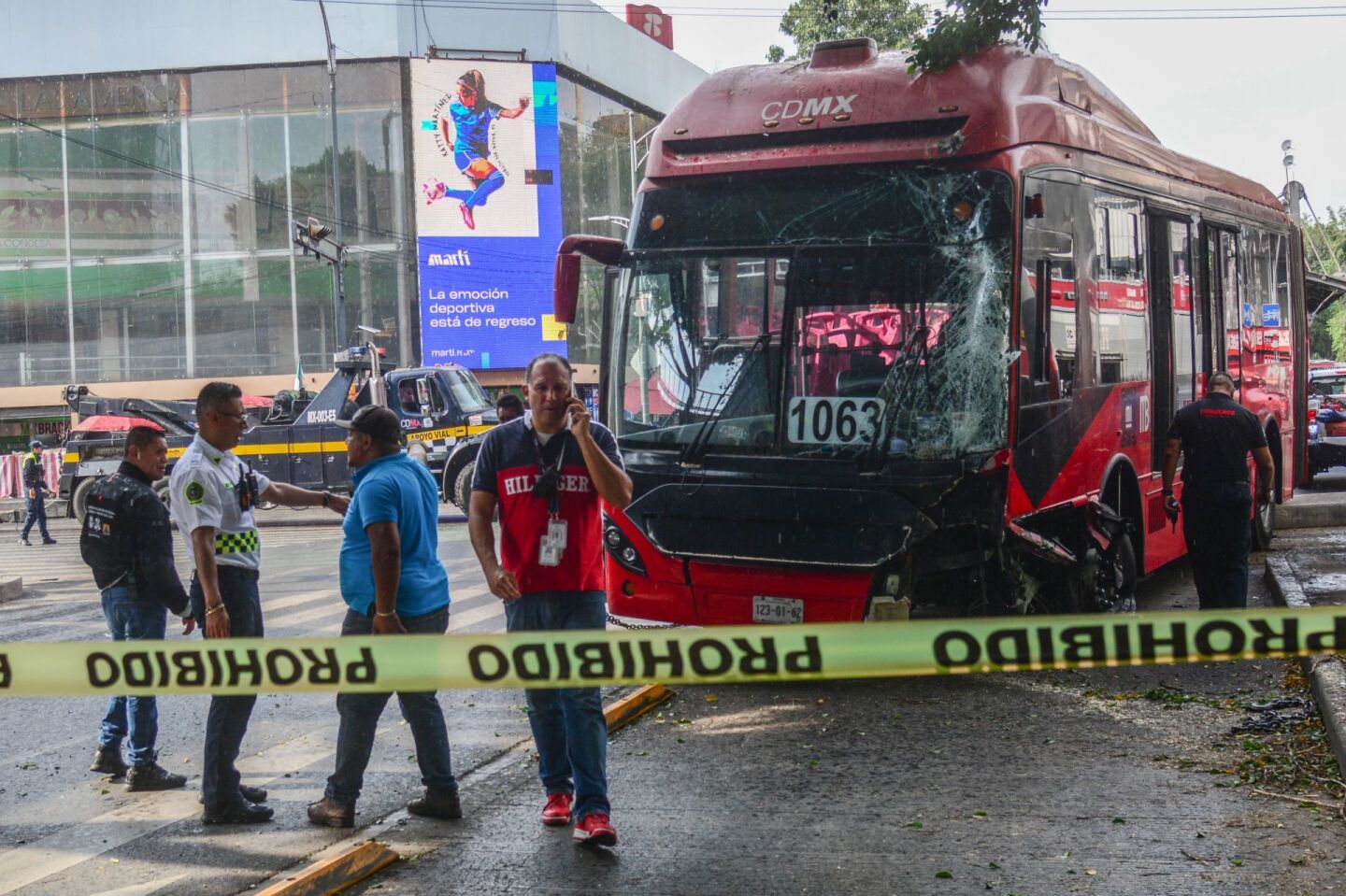 Unidad del metrobús se impactó contra una estructura de señalización y un árbol mientras circulaba entre el cruce de avenida Insurgentes con Baja California. Al lugar arribaron elementos Protección Civil, Bomberos y del Escuadrón de Rescate y Urgencias Médicas (ERUM). Las personas lesionados fueron atendidas por personal médico, no se reportaron heridos de gravedad.