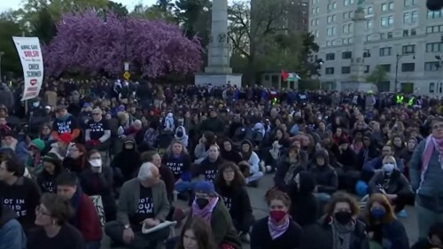 Dejen vivir a Gaza Manifestantes judíos detenidos en el seder de protesta de Nueva York.
