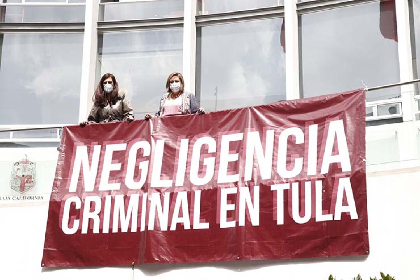 Las senadores panistas Xóchitl Gálvez y Kenia López Rabadán colocaron una manta con la leyenda "Negligencia criminal en Tula", en el Senado de la República.