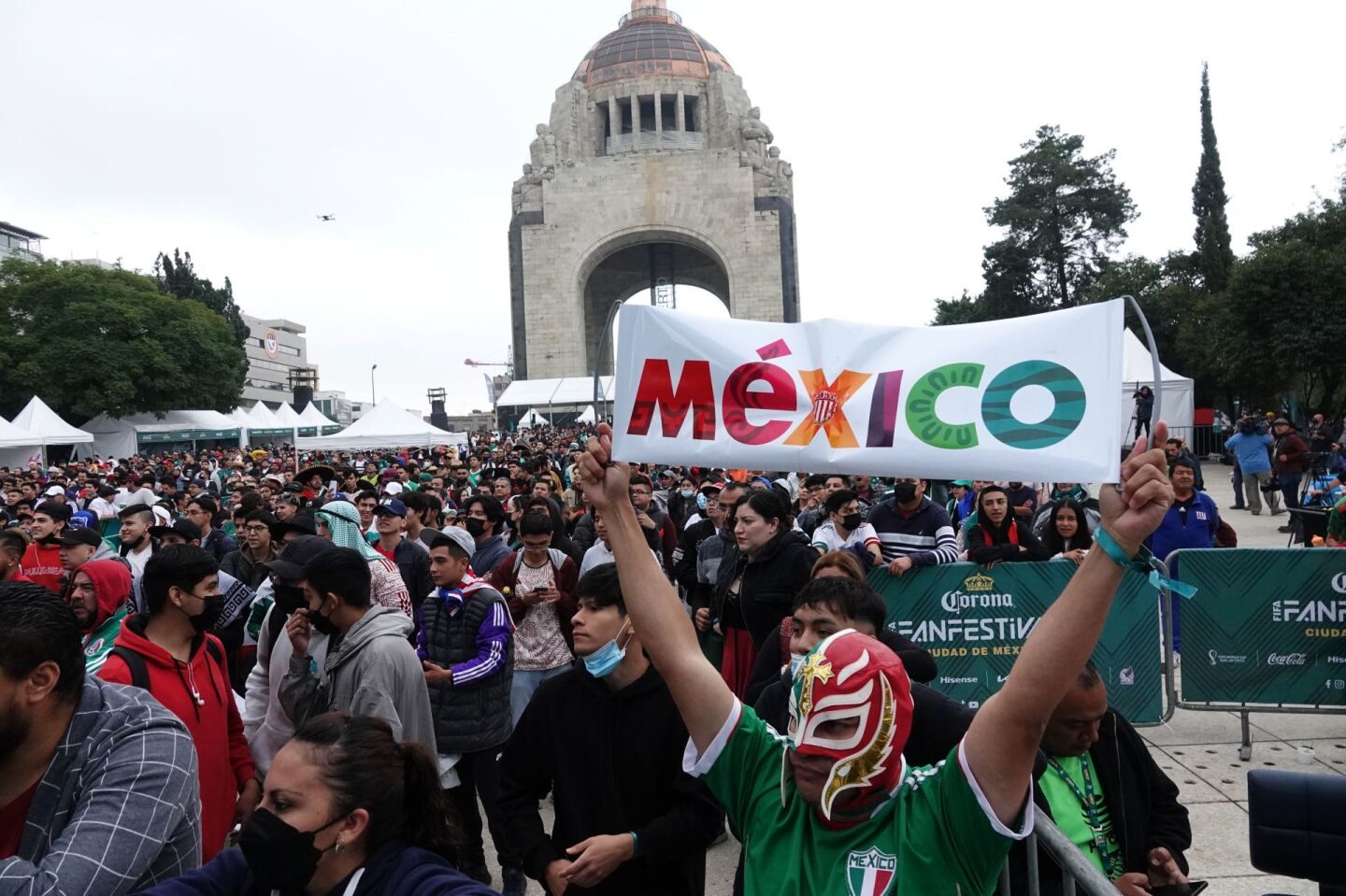 Aficionados acudieron al monumento a la Revolución para apoyar a la selección mexicana en su debut en la copa del mundo 2022.
